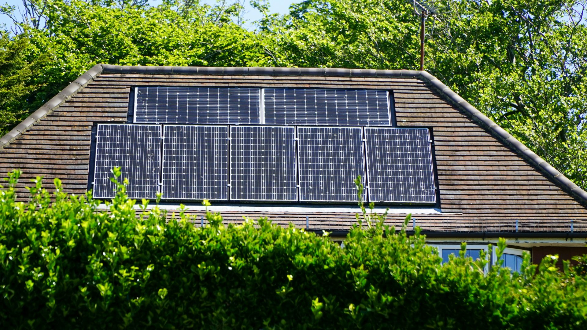 ein Gebäude mit Solarmodulen